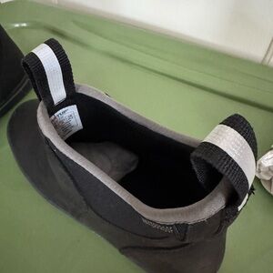 Women’s XTRATUF black leather deck boot. Size 8 (9) but run small!